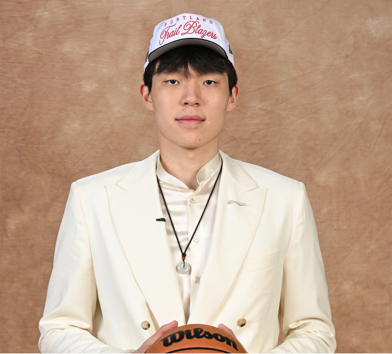 皇冠新体育-开拓者官媒晒杨瀚森快攻妙传并配文：开拓者快攻美学