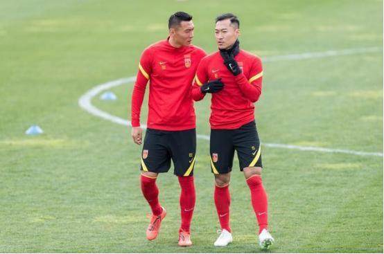 皇冠体育-吴曦：承担队长职责团结球队 做好40强赛困难准备