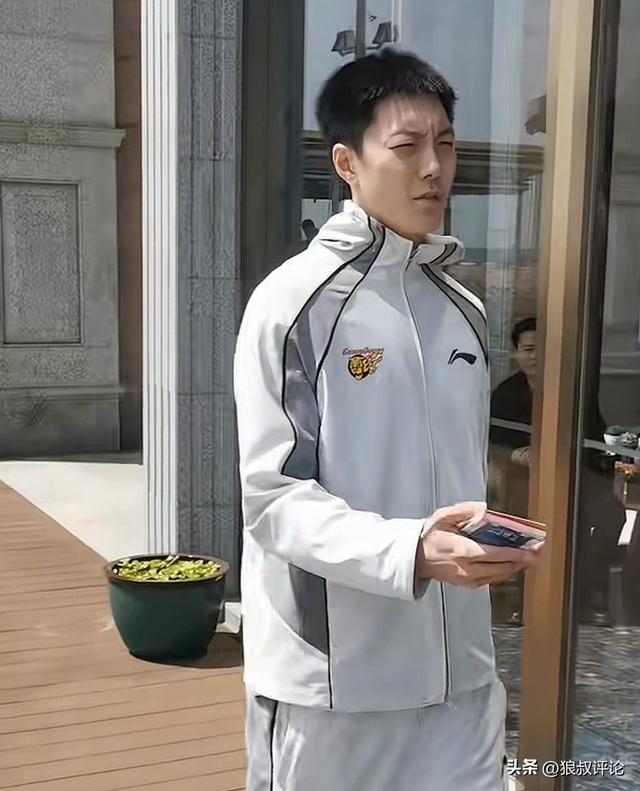 皇冠体育-简单粗暴宠粉！胡明轩给客场粉丝送球票 今夜战青岛能否走出低迷